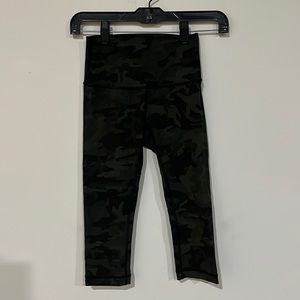Lululemon olive/blk camo Wunder Under H/R crop leggings sz 2 16” inseam